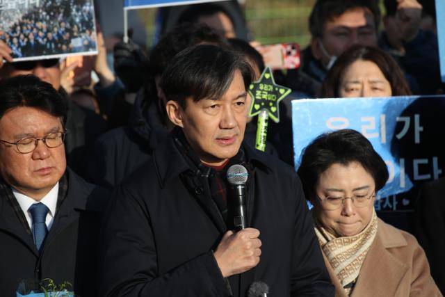 자녀 입시 비리와 청와대 감찰 무마 혐의로 대법원으로부터 징역 2년 실형을 확정 받은 조국 전 조국혁신당 대표가 지난해 12월 16일 오전 경기도 의왕시 서울 구치소로 수감되기 전 입장을 밝히고 있다. 뉴스1