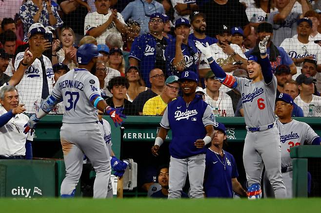 <yonhap photo-1919=""> BOSTON, MA - JULY 25: Hyeseong Kim #6 of the Los Angeles Dodgers celebrates with Teoscar Hern?ndez #37 after Hernandez' two-run home run against the Boston Red Sox during the eighth inning at Fenway Park on July 25, 2025 in Boston, Massachusetts. (Photo By Winslow Townson/Getty Images) (Photo by Winslow Townson / GETTY IMAGES NORTH AMERICA / Getty Images via AFP)/2025-07-26 11:04:26/ <저작권자 ⓒ 1980-2025 ㈜연합뉴스. 무단 전재 재배포 금지, AI 학습 및 활용 금지></yonhap>