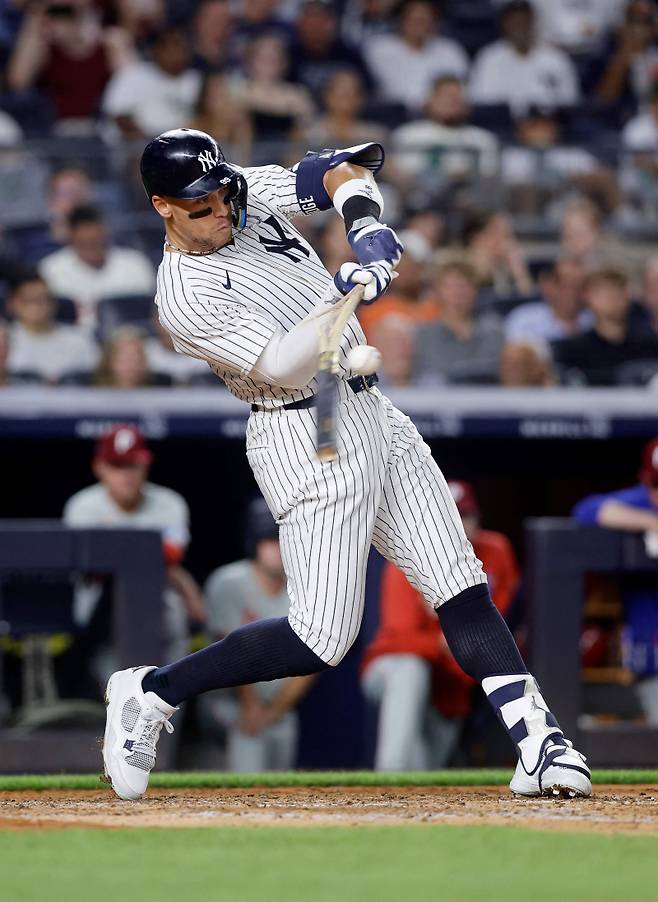 <yonhap photo-1773=""> NEW YORK, NEW YORK - JULY 25: Aaron Judge #99 of the New York Yankees breaks his bat on a ground out in the sixth inning against the Philadelphia Phillies at Yankee Stadium on July 25, 2025 in New York City. Jim McIsaac/Getty Images/AFP (Photo by Jim McIsaac / GETTY IMAGES NORTH AMERICA / Getty Images via AFP)/2025-07-26 10:07:13/ <저작권자 ⓒ 1980-2025 ㈜연합뉴스. 무단 전재 재배포 금지, AI 학습 및 활용 금지></yonhap>