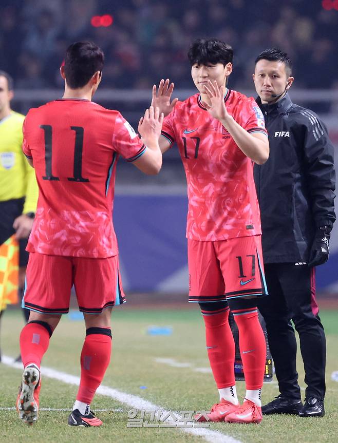 2026 FIFA 북중미 월드컵 아시아지역 3차 예선 B조 조별리그 7차전 대한민국과 오만의 경기가 20일 오후 경기 고양시 고양종합운동장에서 열렸다. 후반 배준호가 황희찬과 교체 출전하고 있다. 고양=김민규 기자 mgkim1@edaily.co.kr /2025.03.20/