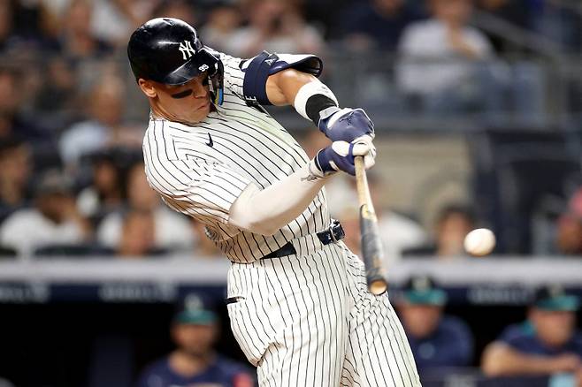 <yonhap photo-3179=""> NEW YORK, NEW YORK - JULY 08: Aaron Judge #99 of the New York Yankees connects for a single in the sixth inning against the Seattle Mariners at Yankee Stadium on July 08, 2025 in New York City. Evan Bernstein/Getty Images/AFP (Photo by Evan Bernstein / GETTY IMAGES NORTH AMERICA / Getty Images via AFP)/2025-07-09 11:01:00/ <저작권자 ⓒ 1980-2025 ㈜연합뉴스. 무단 전재 재배포 금지, AI 학습 및 활용 금지></yonhap>