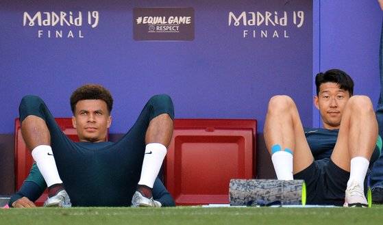 유럽 챔피언스리그 결승전을 앞두고 팀 동료 알리(왼쪽)와 스트레칭하는 손흥민. EPA=연합뉴스