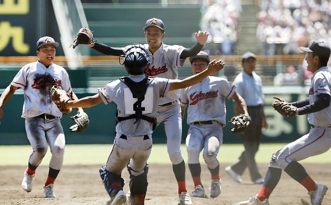 <yonhap photo-4580=""> 고시엔 우승 확정 후 얼싸안는 니시무라 투수와 오쿠이 포수 (니시노미야[일본] 교도=연합뉴스) 23일 일본 효고현 니시노미야 한신고시엔구장에서 열린 전국 고교야구선수권대회(여름 고시엔) 결승전에서 우승을 확정한 뒤 한국계 국제학교인 교토국제고 포수 오쿠이 소다이(등번호 2번)가 투수 니시무라 잇키(가운데)를 얼싸안고 있다. 2024.8.23 chungwon@yna.co.kr/2024-08-23 13:24:35/ <저작권자 ⓒ 1980-2024 ㈜연합뉴스. 무단 전재 재배포 금지, AI 학습 및 활용 금지></yonhap>