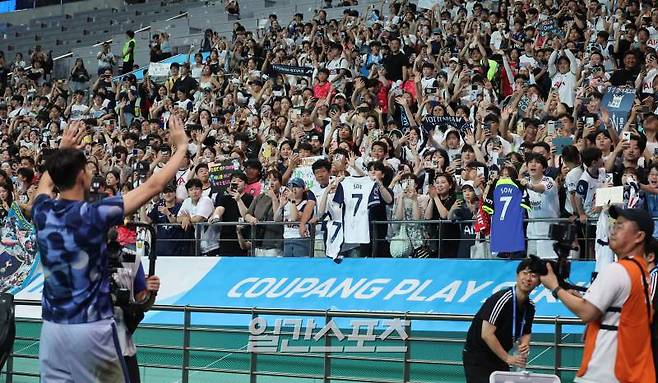K리그 올스타인 팀K리그와 잉글랜드 프리미어리그(EPL) 토트넘 홋스퍼의 2024쿠팡플레이시리즈 1차전이 31일 오후 서울 마포구 서울월드컵경기장에서 열렸다. 4대 3 토트넘의 승리로 경기가 끝난 후 손흥민이 그라운드를 돌며 관중에 인사하고 있다. 상암=김민규 기자 mgkim1@edaily.co.kr /2024.07.31/