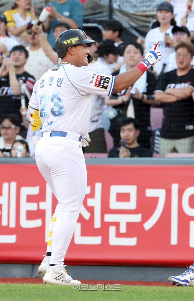 27일 오후 수원 KT위즈파크에서 열린 2025 프로야구 삼성과 KT 경기. KT 안현민이 1회 우익수 오른쪽 안타를 날리고 기뻐하고 있다. 수원=정시종 기자 capa@edaily.co.kr /2025.07.27.