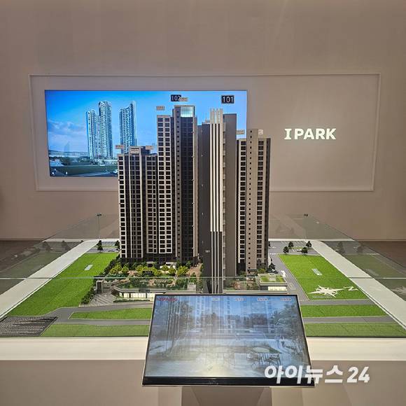 '제기동역 아이파크' 견본주택 내 단지 모형도. 2025.07.25 [사진=이효정 기자 ]