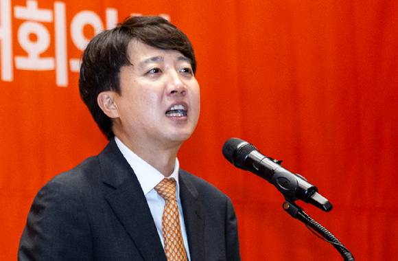 개혁신당 당 대표 선거에 단독 출마한 이준석 의원이 27일 국회의원회관 대회의실에서 열린 개혁신당 제2차 전당대회에서 정견 발표를 하고 있다. 2025.7.27 [사진=연합뉴스]