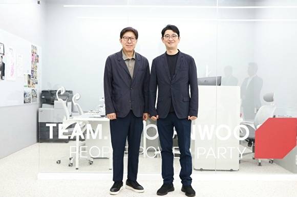 주진우 국민의힘 의원이 27일 해운대구 자신의 지역사무실에서 박형준 부산시장을 만나 부산과 전국 현안을 비롯한 다양한 의견을 나누고 기념촬영을 하고 있다. [사진=주진우 의원실]