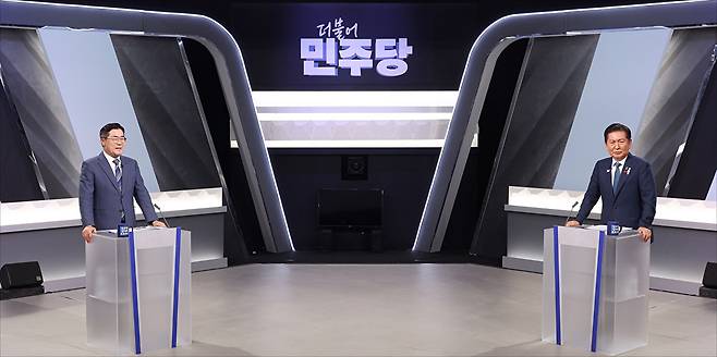 더불어민주당 박찬대, 정청래 당대표 후보가 27일 서울 여의도 KBS 신관 공개홀에서 열린 TV토론회에 참석해 시작을 기다리고 있다. 2025.7.27 [국회사진기자단] [사진=연합뉴스]