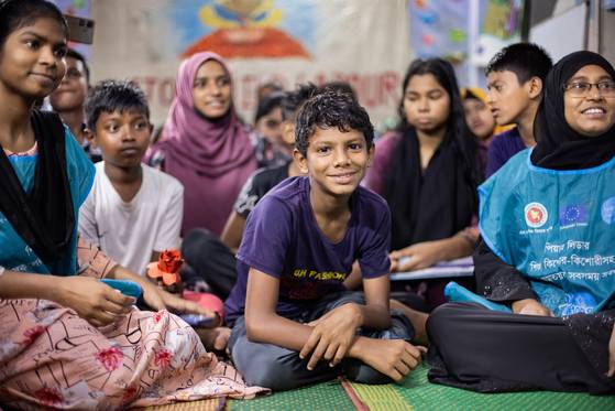 '학교 밖 아이들'에 교육 기회를 제공하는 방글라데시 다카에 아동보호센터에서 롬잔 호센(11)이 지난 8일 한국 취재진을 보며 웃고 있다. 사진 유니세프