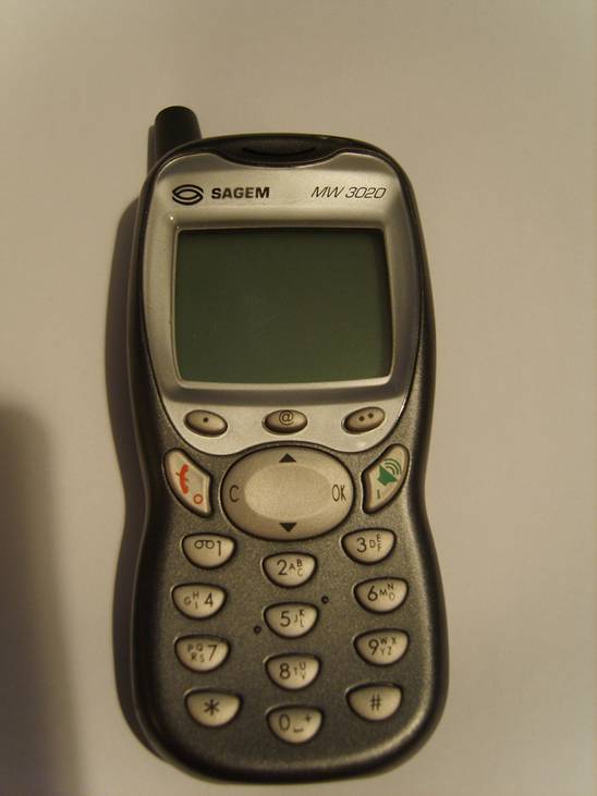 사프란의 전신인 사젬의 피처폰. 한때 프랑스 국민폰이었지만, 스마트폰에게 자리를 내줬다. 위키피디아