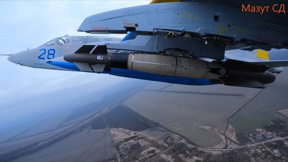 우크라이나 Su-25에 장착된 AASM 해머. 해머는 재밍을 극복하고 러시아의 핵심 목표를 정확하게 때려 유명해졌다. 유튜브 @Мазут Сдэшный 캡처