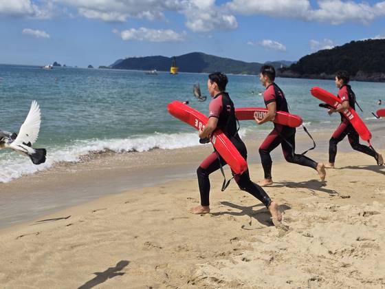 해운대 해수욕장 민간 수상구조대원 20여명이 지난 24일 인명구조 훈련을 받고 있다. 사진 이은지 기자