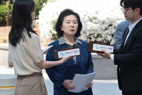 지난 4월 29일 김영선 전 국민의힘 의원이 윤석열 전 대통령 부부와 구(舊)여권 정치인 다수가 연루된 공천 개입·여론조사 의혹 관련 조사를 받기 위해 참고인 신분으로 서초구 서울고검으로 들어서며 취재진 질문에 답하고 있다. 연합뉴스