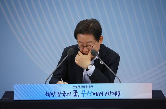 이재명 대통령이 25일 부산 부경대에서 타운홀 미팅 형식으로 열린 '국민소통 행보, 부산의 마음을 듣다'에서 참석자의 발언을 듣고 있다. 김현동 기자