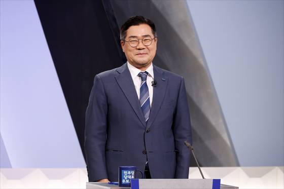 더불어민주당 박찬대 당대표 후보가 27일 서울 여의도 KBS 신관 공개홀에서 열린 TV토론회에 참석해 시작을 기다리고 있다. 연합뉴스