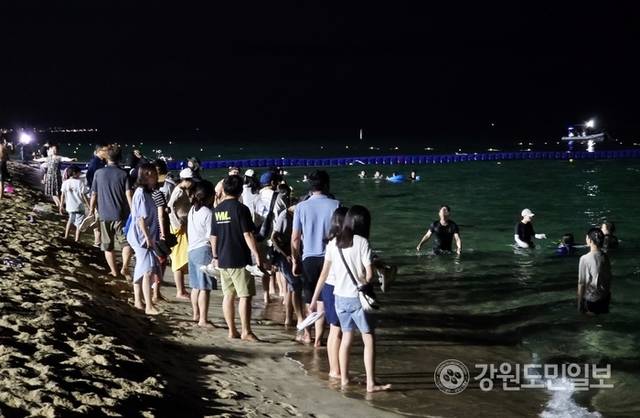 ▲ 26일 오후 8시 30분쯤 찾은 강릉 경포해수욕장. 피서객들이 야간 해수욕을 즐기며 더위를 식히고 있다.황선우 기자