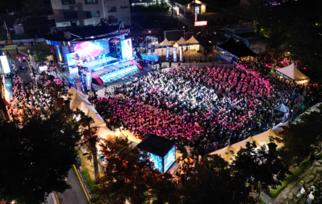 ▲ 태백시문화재단이 주관하는 ‘제10회 한강·낙동강 발원지 축제’가 26일 황지연못 메인무대에서 이철규 국회의원, 이상호 태백시장, 고재창 태백시의장 등 기관·단체장과 시민 등 500여명이 참석한 가운데 워터워킹퍼레이드·개막식·불꽃놀이 등 행사 를 갖고, 8월 3일까지 9일간의 축제 일정에 들어갔다.