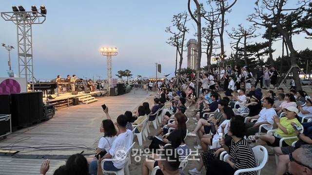 ▲ 양양 낙산해수욕장에서 26일 열린 ‘비치마켓@낙산’ 공연 및 불꽃놀이 행사가 성황을 이뤘다.