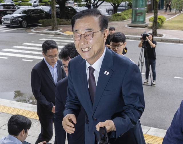 ▲ 김윤덕 국토교통부 장관 후보자가 지난 15일 정부과천청사에 마련된 인사청문회 준비 사무실로 첫 출근하고 있다. 연합뉴스