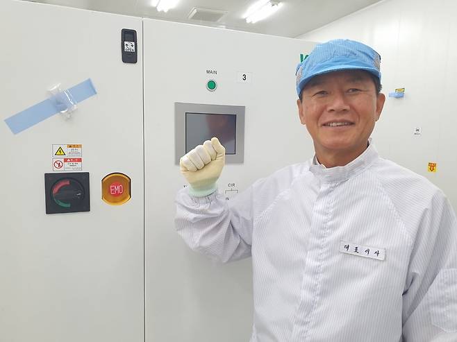 박승배 대표가 정밀항온항습 제어 장치인 THC 앞에서 파이팅을 외치고 있다. 화성=윤현주 기자