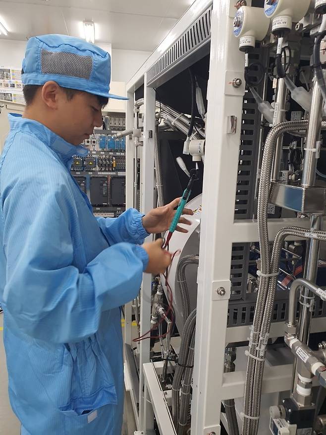 신원범 대리가 전원 인가 테스트를 하고 있다. 화성=윤현주 기자
