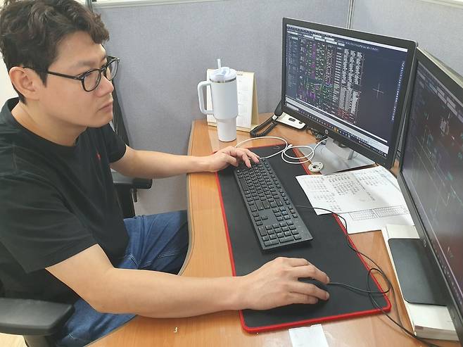 최지원 차장이 공정 안전관리 대응 시스템 설계를 하고 있다. 화성=윤현주 기자