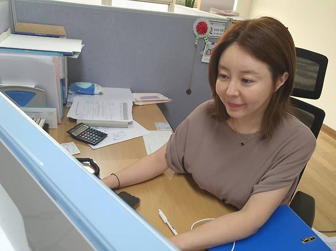 이은미 차장이 공시 업무를 하고 있다. 화성=윤현주 기자