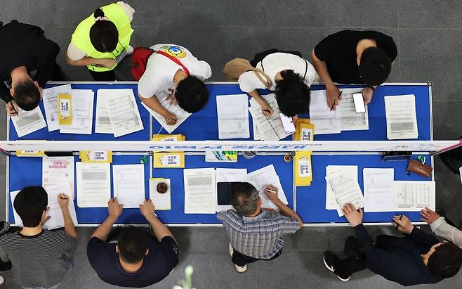 강서구 취업박람회를 찾은 구직자들이 이력서를 작성하고 있다.  사진=뉴스1