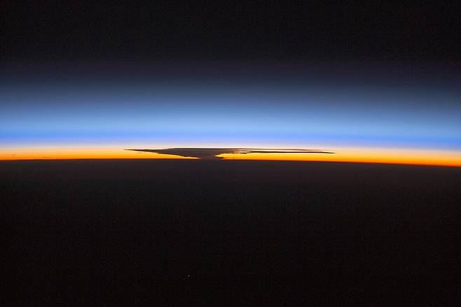 지구 궤도를 도는 국제우주정거장(ISS)에서 카메라로 촬영한 지구 대기권 모습. 파랗게 보이는 성층권의 하단 부위(고도 20~30㎞)에 오존층이 분포한다. 미국 항공우주국(NASA) 제공