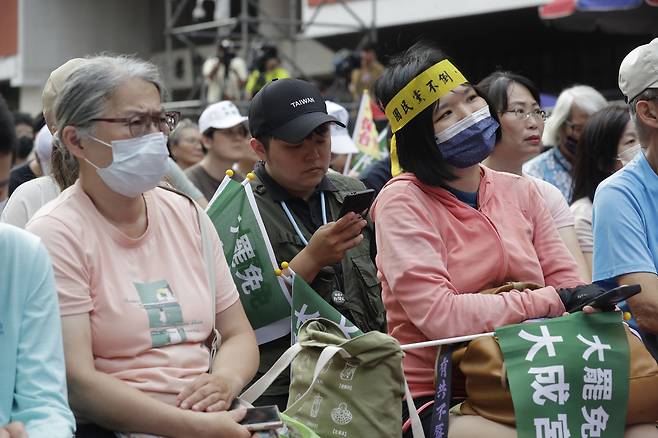 지난 26일 대만 국민당 소속 입법원 의원 24명과 신주시장을 대상으로 한 파면 투표 결과를 지켜보던 민진당 지지자들이 낙담한 표정을 짓고 있다. 이날 파면 투표는 모두 부결됐다. AP연합뉴스