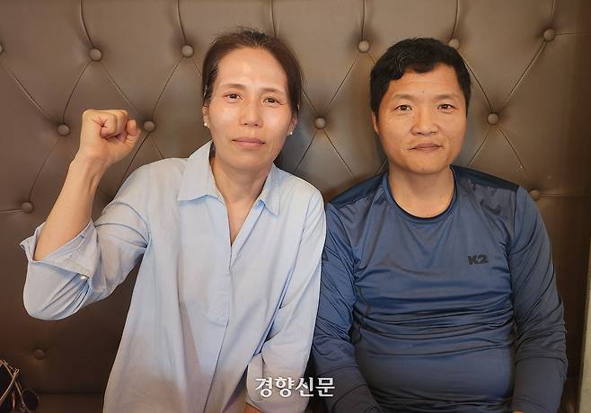지난 7월 20일 경기 평택시 한 카페에서 만난 박병준씨(오른쪽)와 고 정우형 열사의 아내 이인숙씨 / 이혜리 기자