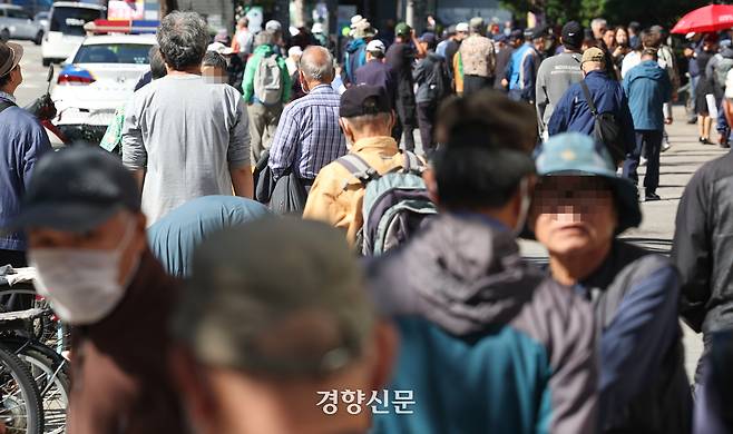 서울 종로구 탑골공원 앞에서 어르신들이 무료급식을 받기 위해 줄을 서있다. 성동훈 기자