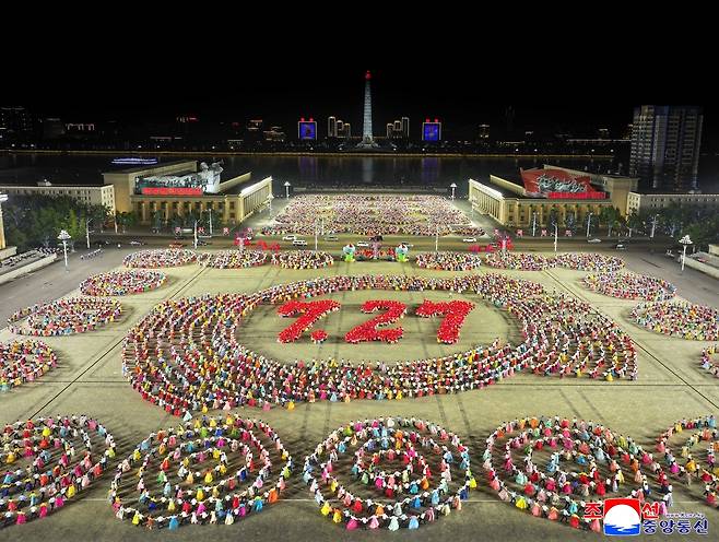 북한 조국해방전쟁승리 72주년(7월 27일)을 기념하는 평양시 청년학생들의 야회 및 축포발사가 지난 26일 밤 평양 김일성광장에서 진행됐다고 조선중앙통신이 27일 보도했다. 평양 조선중앙통신=연합뉴스