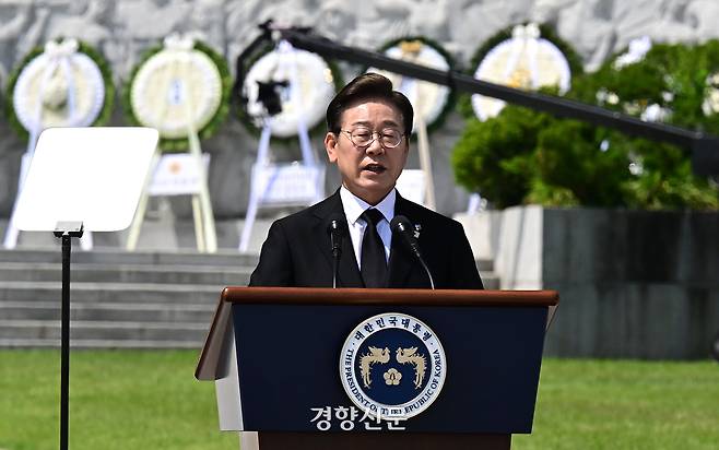 이재명 대통령이 지난달 6일 서울 동작구 국립서울현충원에서 열린 제70회 현충일 추념식에서 추념사를 하고 있다. 대통령실사진기자단