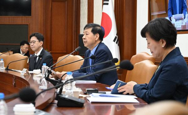 구윤철(가운데) 부총리 겸 기획재정부 장관이 지난 22일 정부서울청사에서 대외경제장관회의를 주재하고 있다. 사진은 기사 내용과 직접적인 관련이 없음. 기재부 제공
