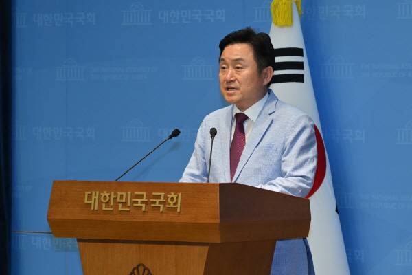 더불어민주당 최인호 전 국회의원이 27일 국회 소통관에서 가덕도신공항 관련 기자회견을 하고 있다. 김정록 기자
