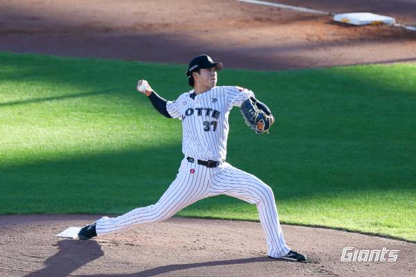 지난 26일 부산 사직구장에서 열린 KIA와 3연전 두 번째 경기에서 롯데 선발 이민석이 힘껏 공을 던지고 있다. 롯데 자이언츠 제공