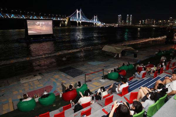 부산 수영구는 12월까지 ‘민락수변바다영화관’을 유료로 운영한다. 사진은 지난 25일 시범운영 모습. 수영구 제공