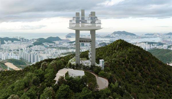 대원플러스그룹은 봉수전망대와 1·2단계 케이블카 조성, 스노우캐슬 개발 등에 총 3조 원의 사업비가 들어가는 황령산 개발사업에 속도를 낸다. 사진은 봉수전망대. 대원플러스그룹 제공