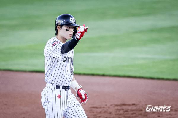 27일 부산 사직구장에서 열린 KIA와 3연전 마지막 경기에서 롯데 한태양이 안타를 친 뒤 세리머니를 하고 있다. 롯데 자이언츠 제공