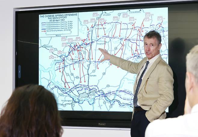 Andrew Salmon, co-chair of the British Korean War Memorial Committee, explains the Battle of the Imjin River during a press event at the British Embassy in Seoul on July 25 to mark the launch of the ″Stand in the Bootprints of Heroes″ self-guided tour. Salmon is also the narrator in the tour's videos. [YONHAP]
