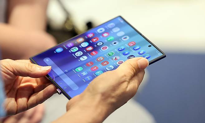A customer tries out the new Galaxy Z Fold 7 at The Hyundai Seoul in Yeouido, western Seoul, on July 23. [NEWS1]