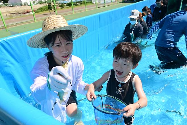 봉화은어축제를 찾은 엄마와 아들이 은어 맨손잡이 체험을 하고 있다. 봉화군 제공