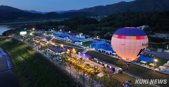 주말인 지난 26일 강원 인제군 남면 빙어호 일원에서 개막된 '여름愛 인제愛 빠지다'에 첫날부터 많은 피서객들이 몰려 성황을 이뤘더,(인제군 제공)