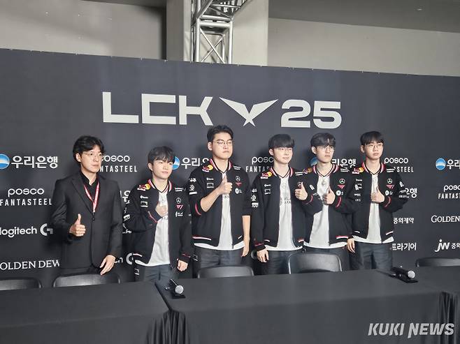 김정균 T1 감독과 T1 선수단이 27일 인천 인스파이어 아레나에서 열린 ‘2025 LCK’ 정규시즌 레전드 그룹 3라운드 농심과의 경기가 끝난 뒤 기자회견을 하고 있다. 송한석 기자