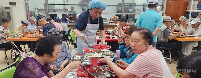 웨슬리사회성화실천본부가 25일 경기도 부천 시각장애인연합회 쉼터에서 120명에게 점식 식사와 수박 나눔을 진행했다. 웨슬리사회성화실천본부 제공