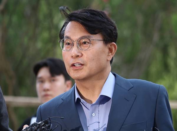 국민의힘 윤상현 의원이 27일 서울 종로구 광화문 kt웨스트 김건희 특검 사무실로 향하고 있다. 연합뉴스