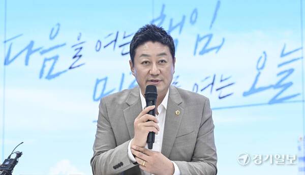 김진경 경기도의회 의장이 취임 1주년 기념 기자간담회에서 질의에 답변하고 있다. 홍기웅기자