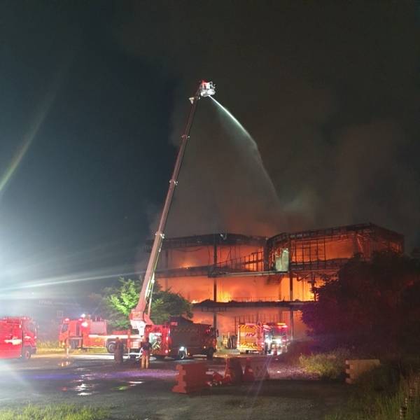 27일 오전 0시10분께 수원시 권선구 한 아파트 모델하우스에서 발생한 화재가 7시간여 만에 진화됐다. 경기도소방재난본부 제공